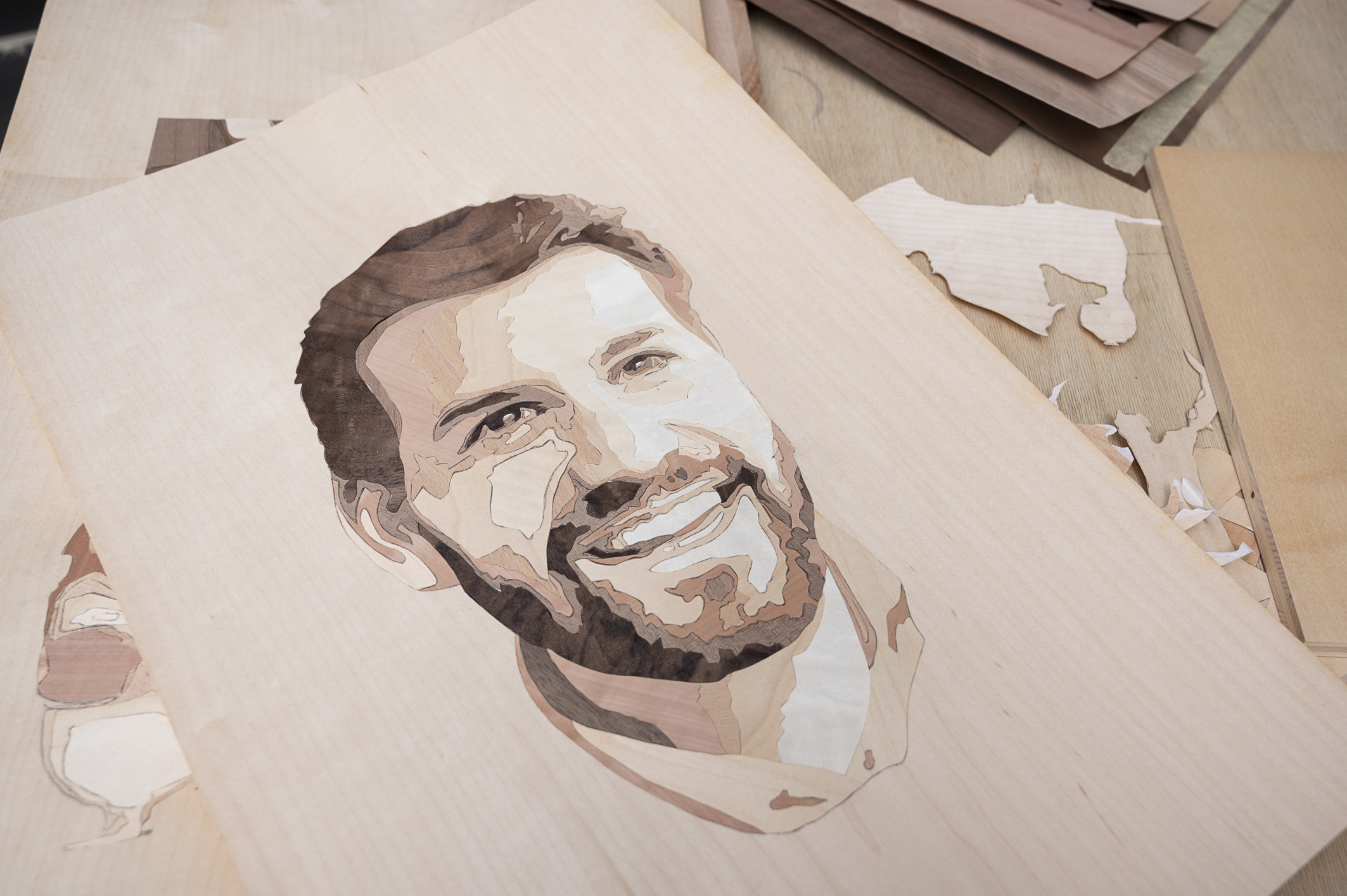 Portrait aus Holzfurnier