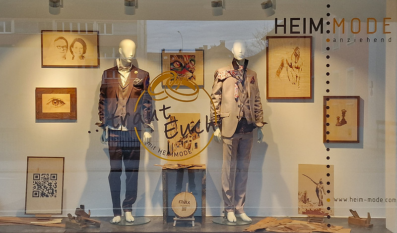 Heim Mode Schaufenster mit Intarsienkunst bespielt