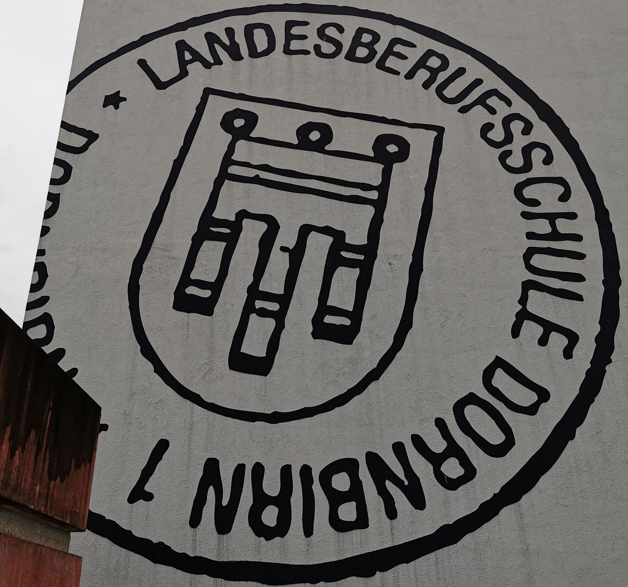Logo der Landesberufsschule am Gebäude