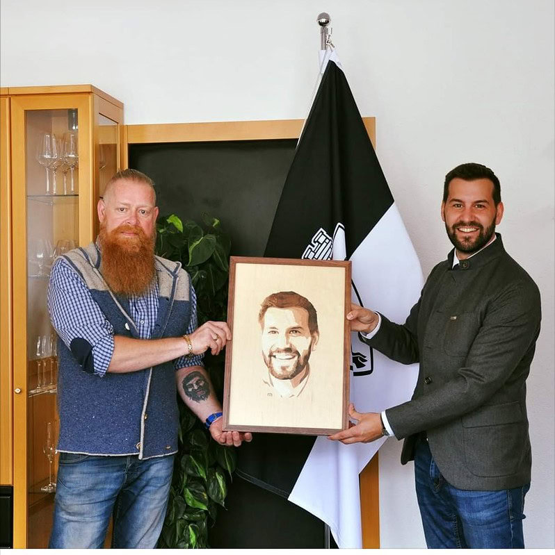 „Bludenz erleben“ über das Intarsien-Portrait von Bürgermeister Simon Tschann